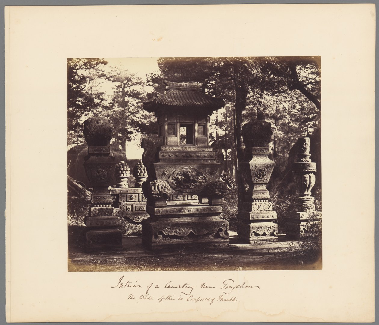 Innenraum des Grabes am Depot bei Peking von Felice Beato