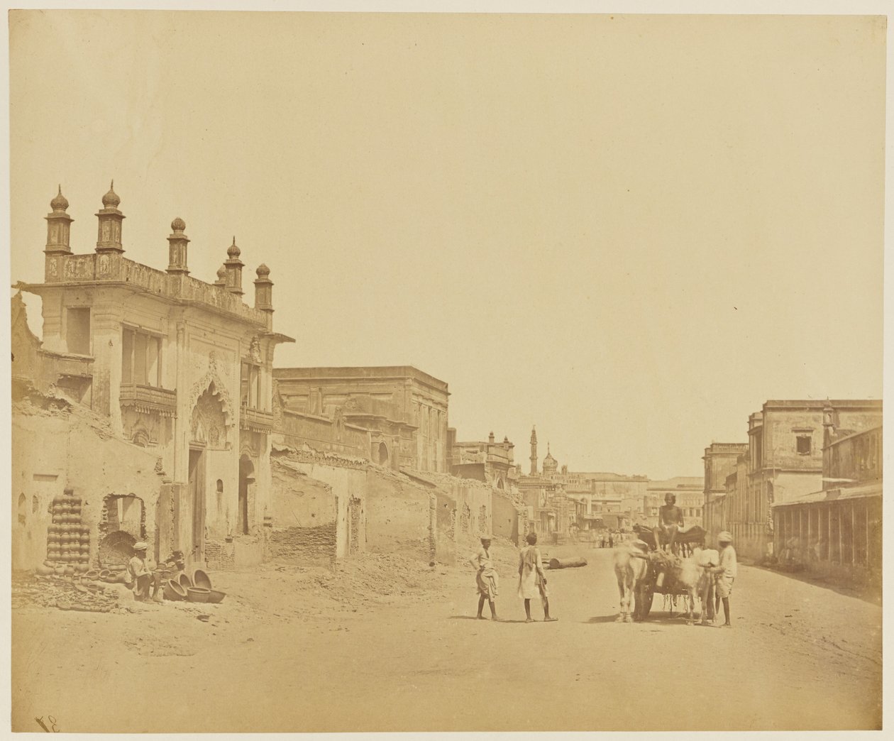 [Straße, in der General Sir Henry Havelock die Residenz betrat] von Felice Beato