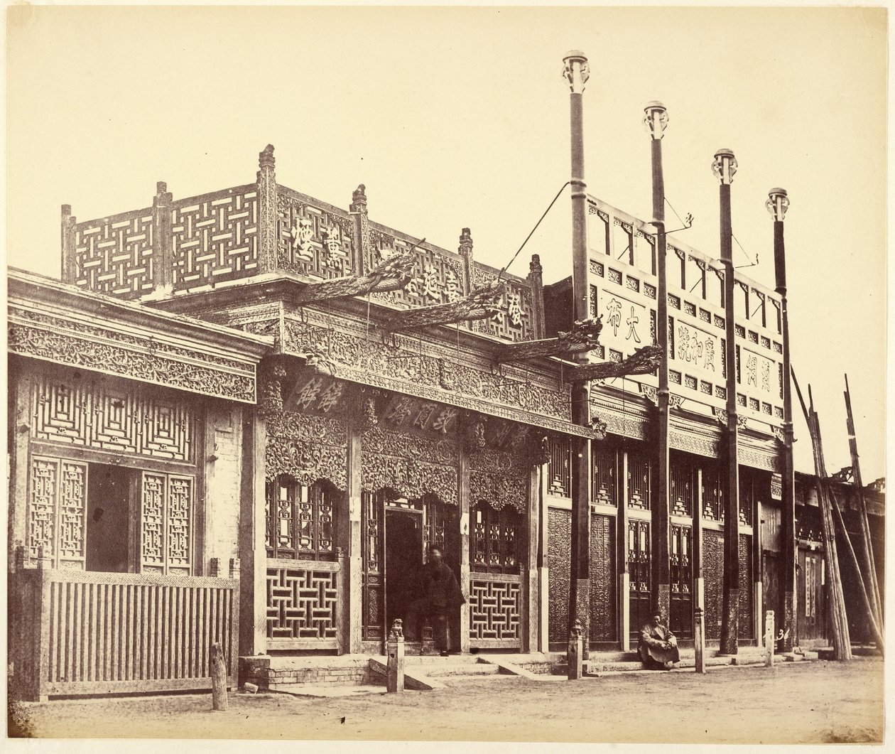 Straße und Geschäfte in der Tartarstadt von Peking von Felice Beato