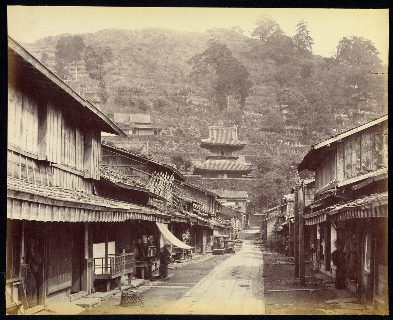 Temple Street, Eingeborenenstadt, Nagasaki von Felice Beato