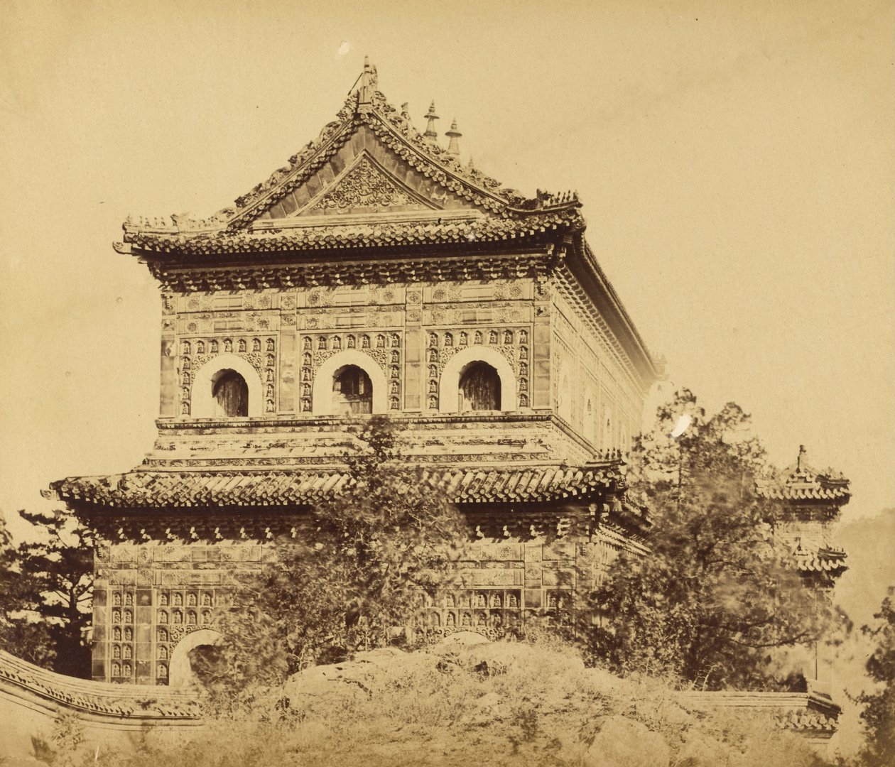 Der große kaiserliche Porzellanpalast (Yuan Ming Yuan), Peking, Oktober 1860 von Felice Beato
