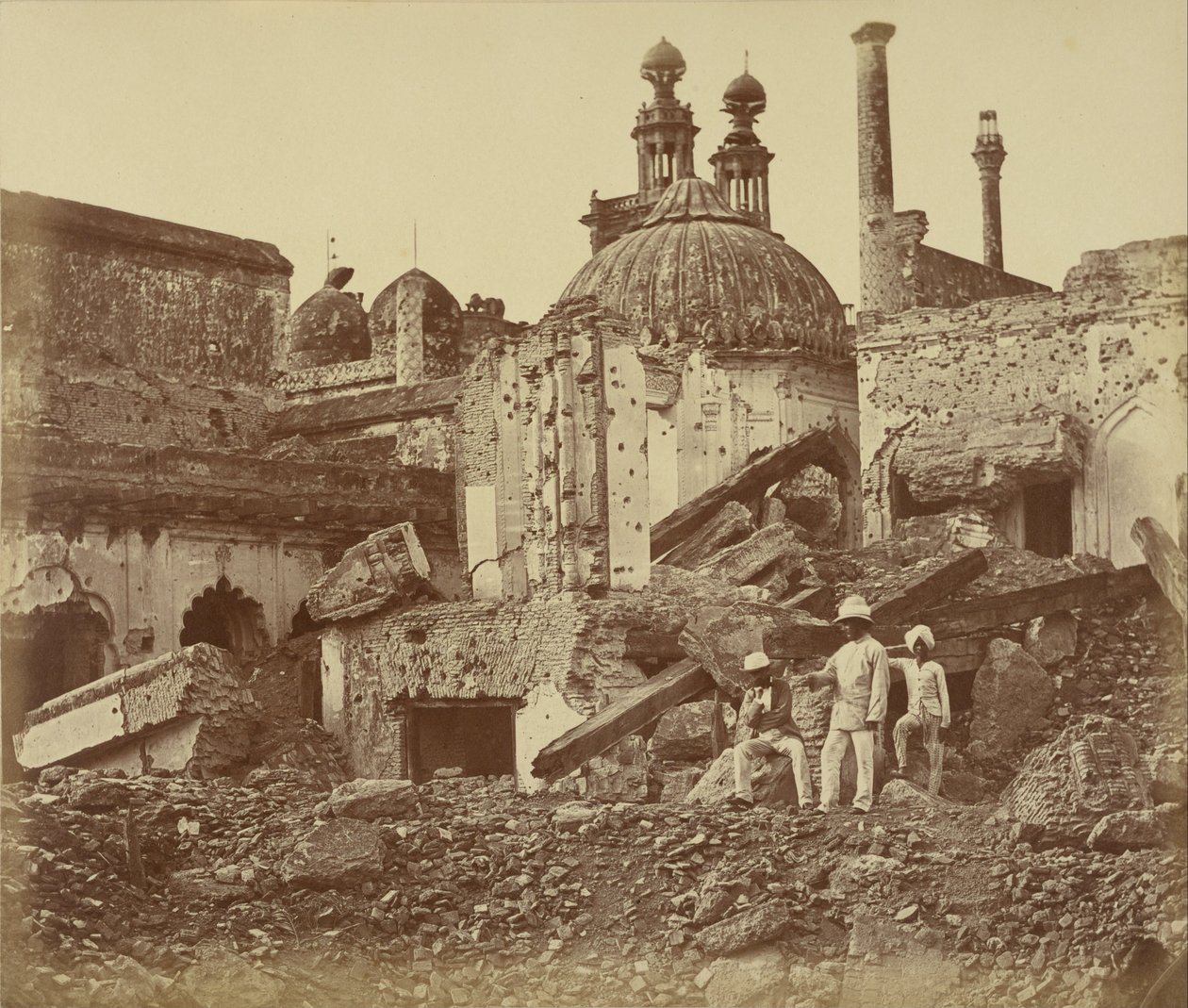 Die Mine im Chattar Manzil, die beim ersten Angriff von General Henry Havelock vom Feind gesprengt wurde von Felice Beato