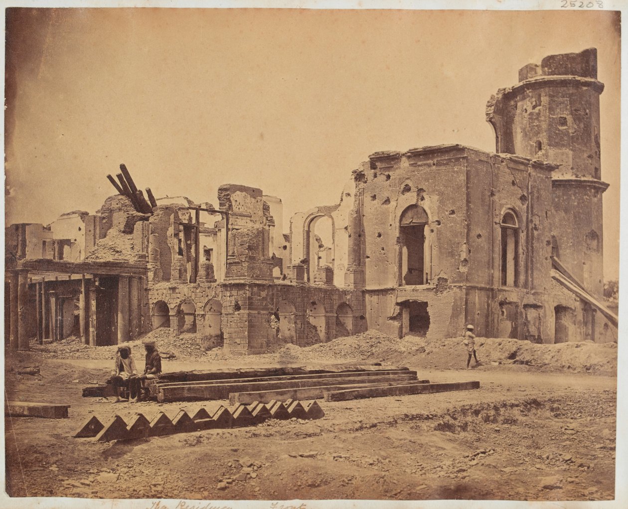 Die Vorderseite der Residenz, Lucknow, 1858 von Felice Beato