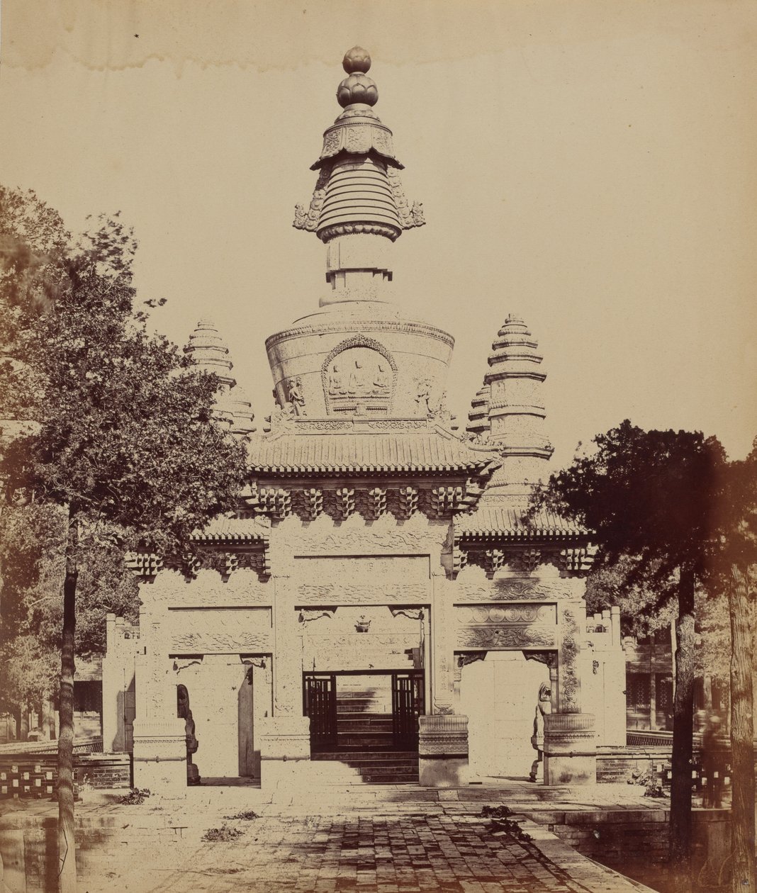 Tibetisches Denkmal im Lama-Tempel, Peking, Oktober 1860 von Felice Beato