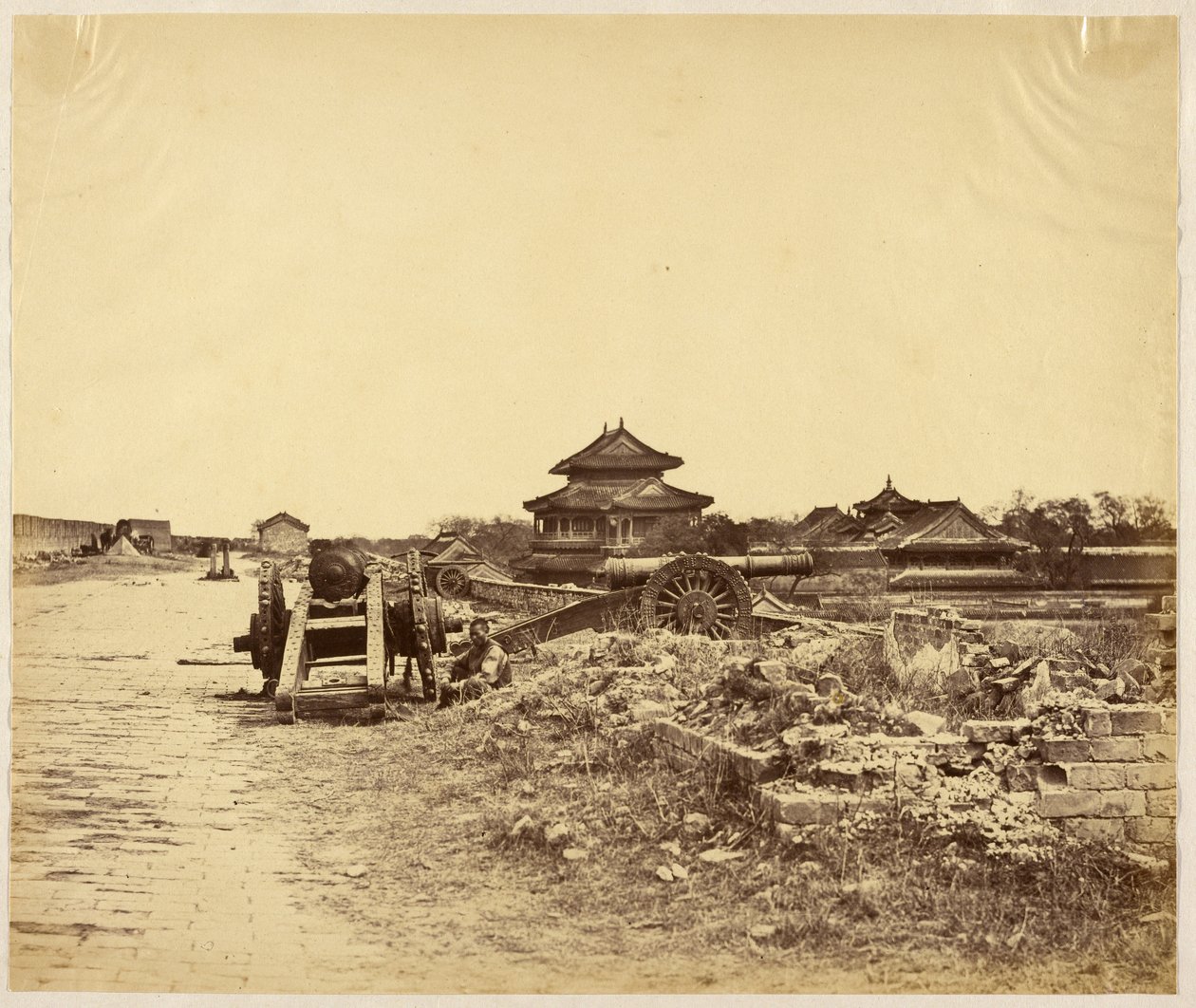 Oberseite der Mauer von Peking, Besitz ergriffen am 14. Oktober 1860, zeigt die chinesischen Kanonen gegen unsere Batterien gerichtet von Felice Beato