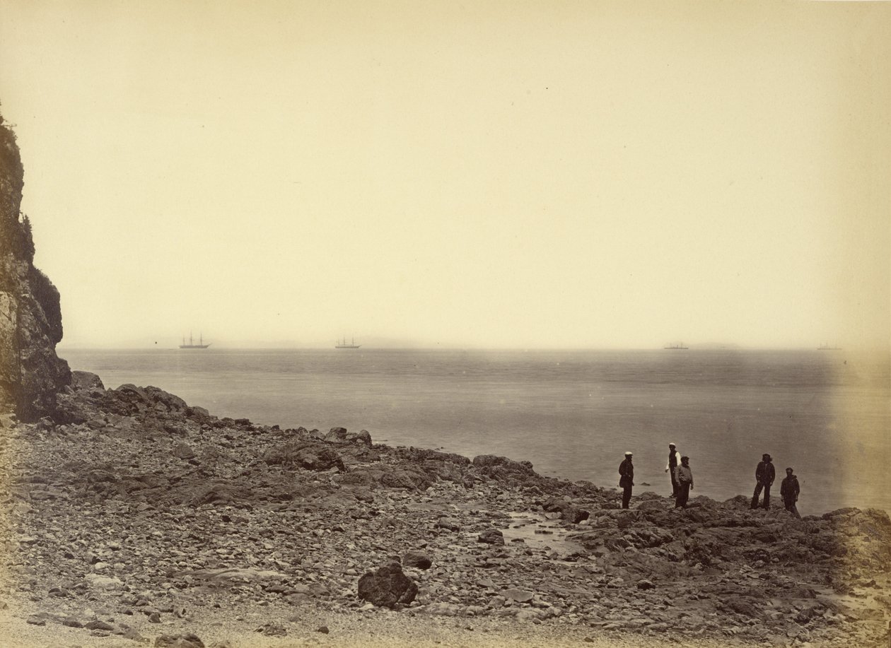 Ansicht der Küste mit Schiffen am Horizont und fünf Figuren am Strand von Felice Beato