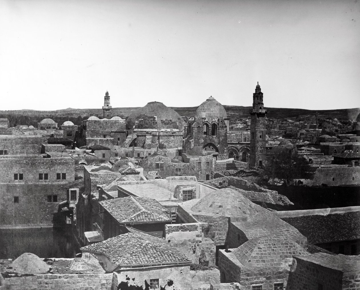 Ansicht der Kirche des Heiligen Grabes und des Teichs von Hiskija, Jerusalem, 1857 von Felice Beato