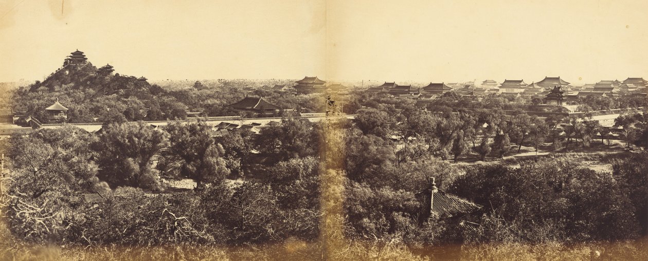 Ansicht des Kaiserlichen Winterpalastes, Peking, mit dem künstlichen Hügel, 29. Oktober 1860 von Felice Beato