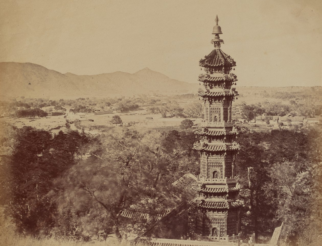 Ansicht des Sommerpalastes Yuen Min Yuen, Peking, mit der Pagode vor dem Brand, Oktober 1860 von Felice Beato