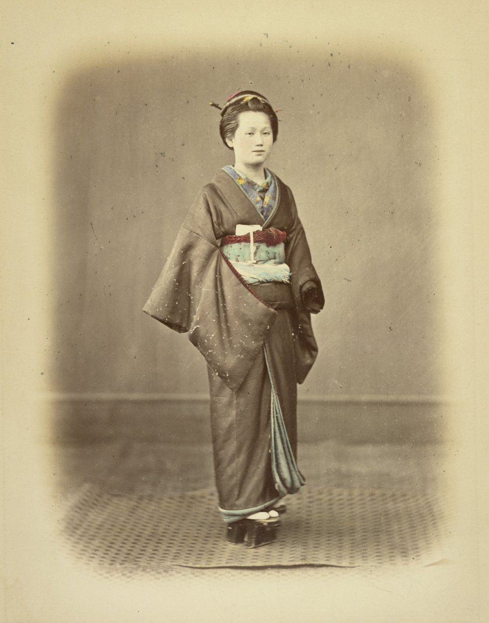 Frau in traditioneller Kleidung von Felice Beato