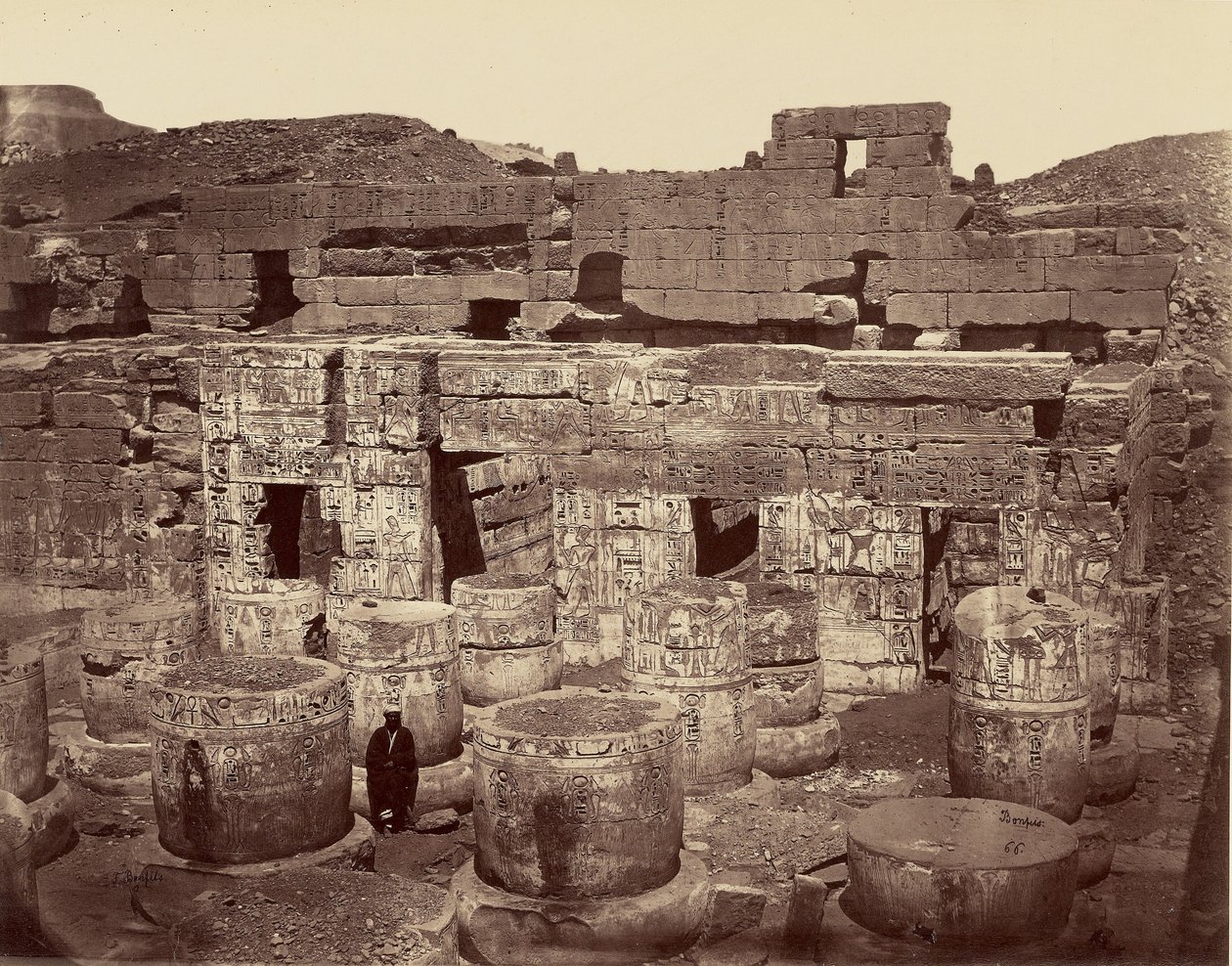 3. Hof des großen Tempels von Medinet-Abou, oder der Säulen. Theben von Félix Bonfils