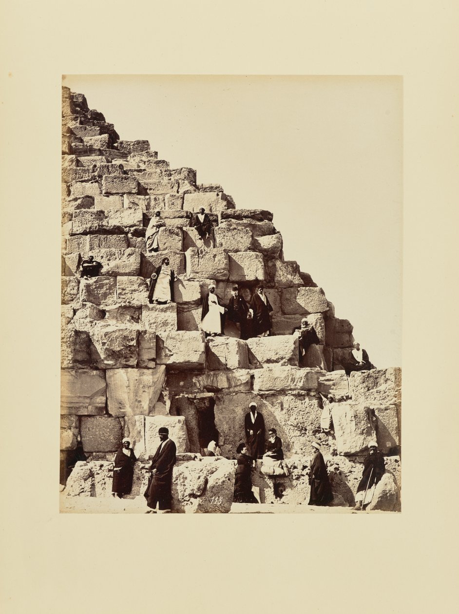 [Gruppenporträt auf den Steinblöcken einer Pyramide, Ägypten] von Félix Bonfils