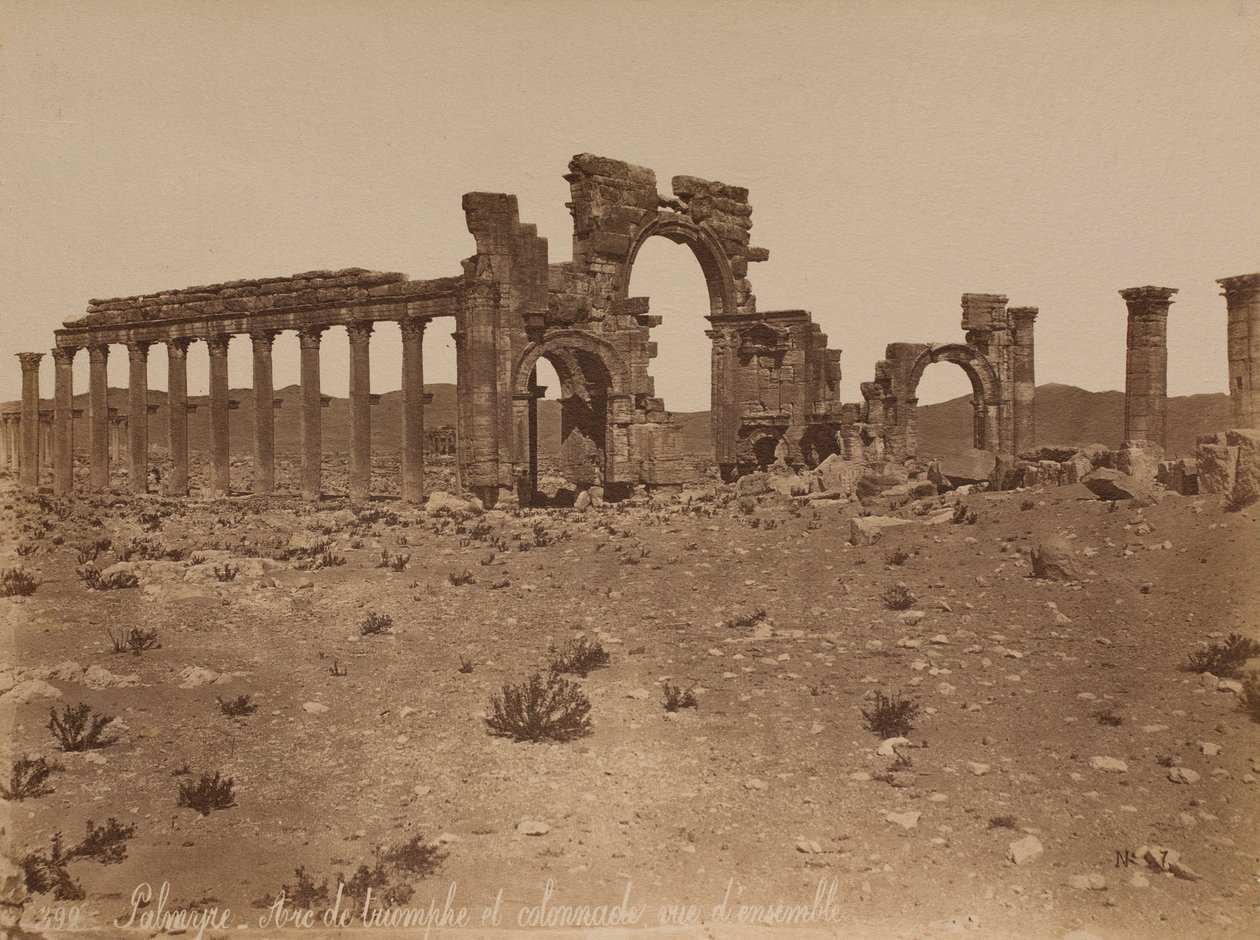 Palmyra: Überblick über den Triumphbogen und die Kolonnade von Félix Bonfils