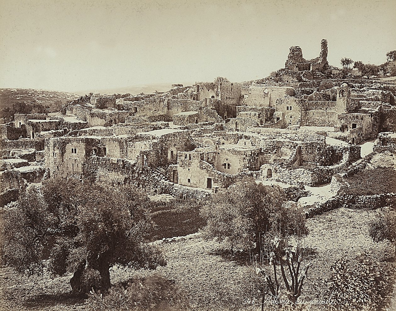 Panoramablick auf Betania, den alten Namen eines kleinen Dorfes auf der Ostseite des Ölbergs, auf der Straße von Jerusalem nach Jericho von Félix Bonfils