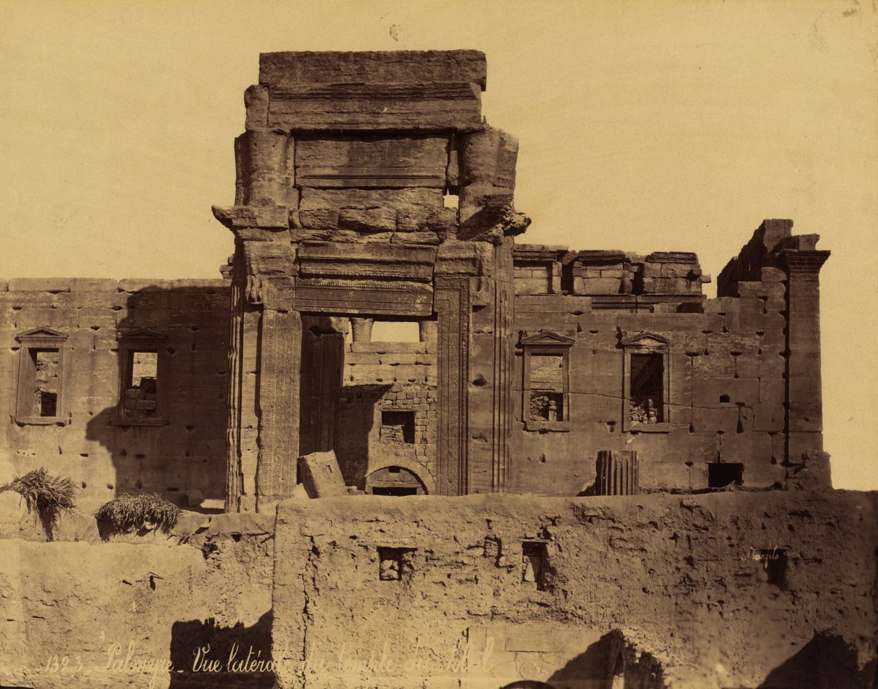 Überreste des Sonnentempels in Palmyra, Syrien von Félix Bonfils