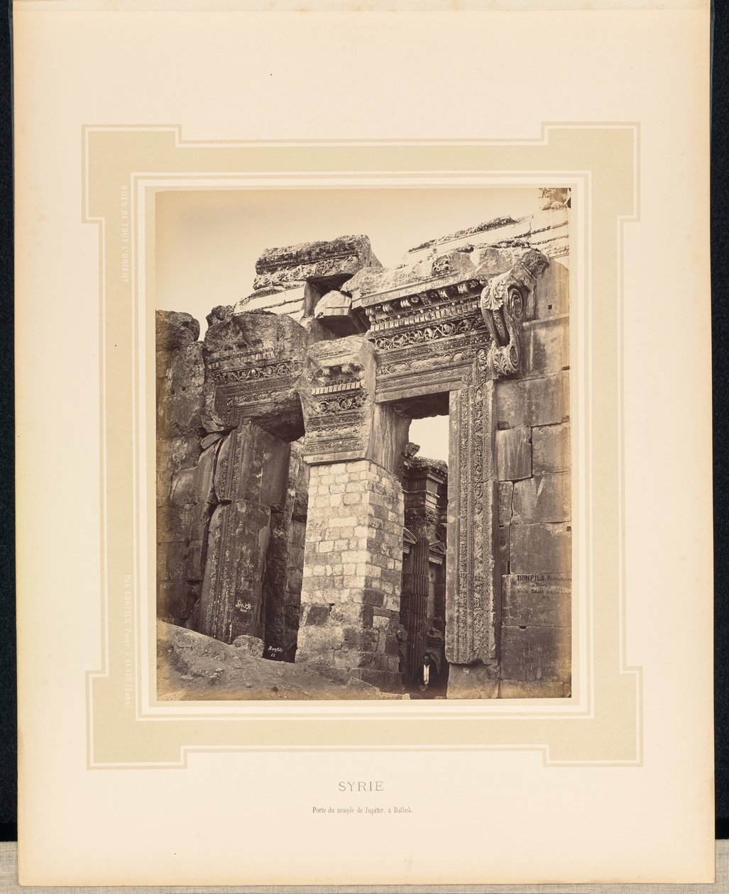 Syrien: Tor des Jupiter-Tempels in Baalbek von Félix Bonfils
