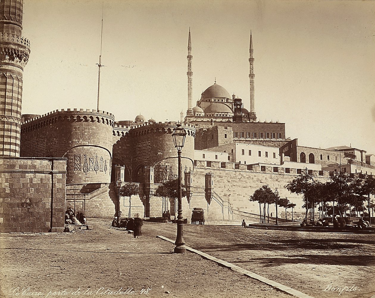 Das Bab-el-Azab-Tor der Zitadelle mit der Moschee von Muhammad Ali im Hintergrund, in Kairo, Ägypten von Félix Bonfils