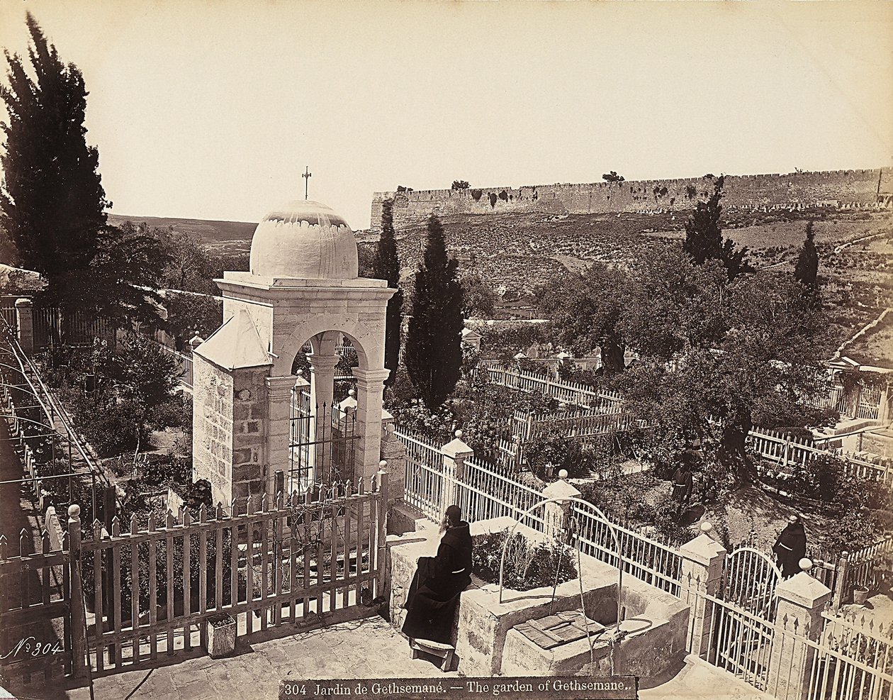 Blick auf den Garten von Gethsemane oder den Olivenhain, in dem Christus laut Überlieferung seine letzten Tage verbrachte von Félix Bonfils