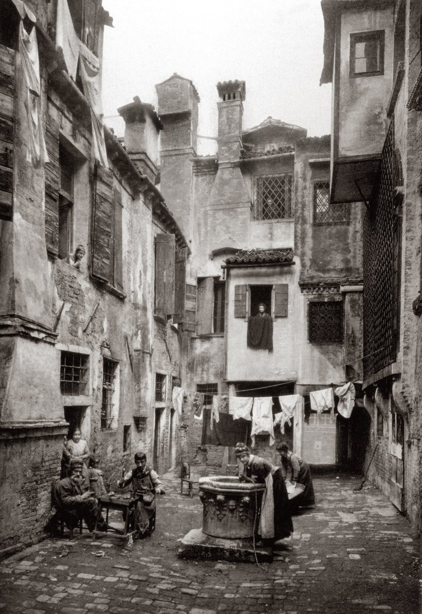 Ein von Gebäuden umgebener Hof in Venedig von Ferdinando Ongania