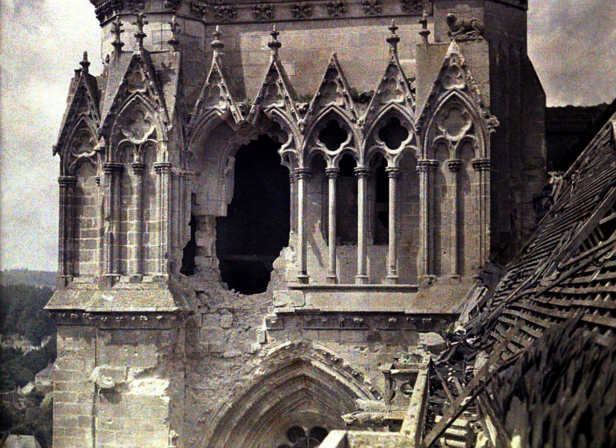 Bombenschäden an der Kathedrale Saint-Gervais-et-Saint-Protais, Soissons, Aisne, Frankreich, 1917 von Fernand Cuville