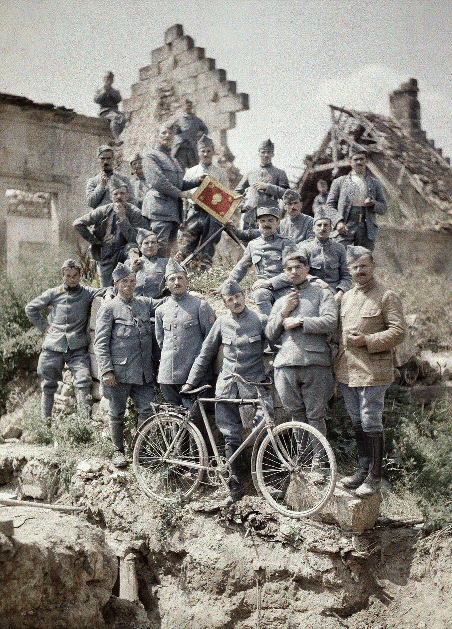 Französische Offiziere des 370. Infanterieregiments posieren in den Ruinen nach dem Angriff deutscher Truppen am Chemin des Dames bei Reims während des Ersten Weltkriegs, Aisne, Frankreich, 1917 von Fernand Cuville