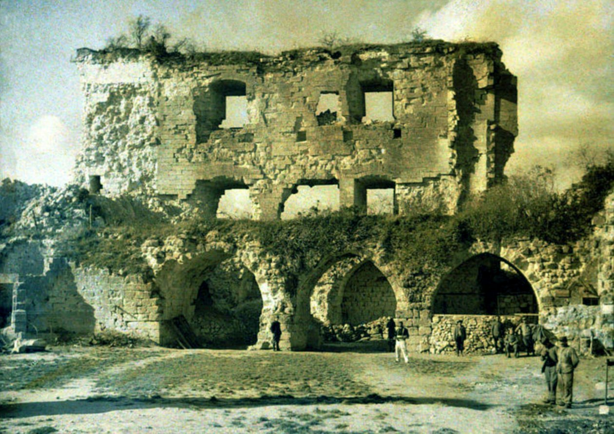 Französische Soldaten im Hof eines stark beschädigten Schlosses, das 1917 von deutschen Soldaten gesprengt wurde, Coucy-le-Chateau-Auffrique, Aisne, Frankreich, 1918 (Autochrom) von Fernand Cuville