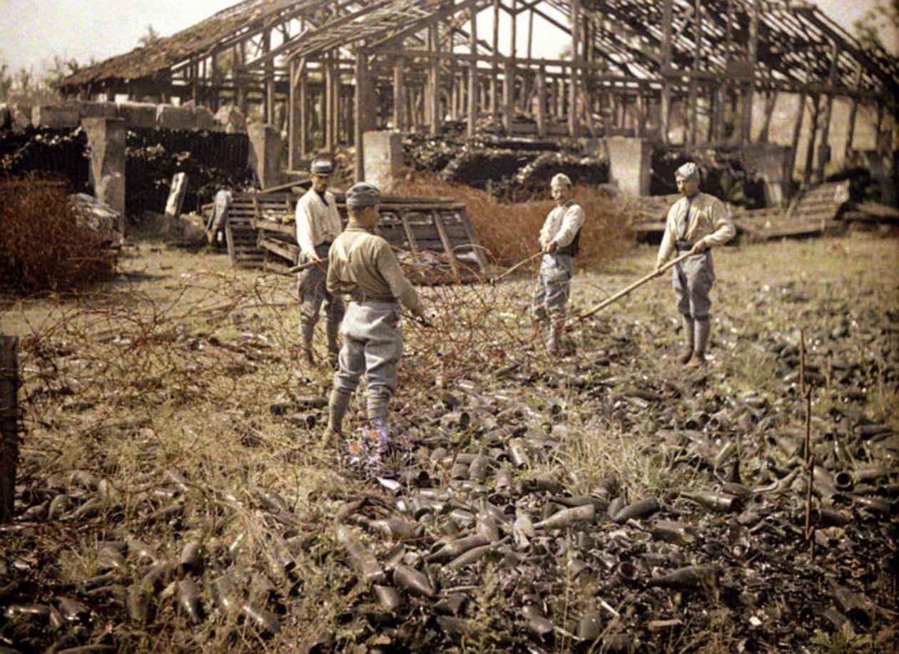 Französische Soldaten installieren Stacheldraht in der Nähe des Lagergebäudes für Flaschen, in einer stark beschädigten Glasfabrik, Verrerie Saint-Gobain de Vauxrot, Cuffies, Aisne, Frankreich, 1917 von Fernand Cuville