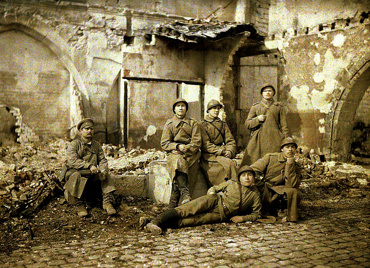 Gruppe russischer Soldaten in den Ruinen, Reims, Marne, Frankreich, 1917 von Fernand Cuville