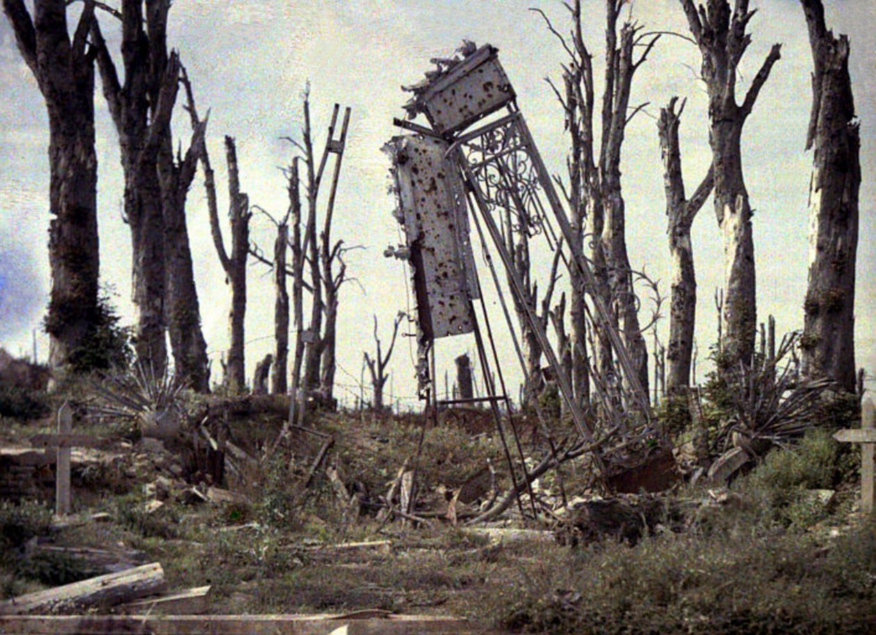 Das Tor der Burg und Bäume, beschädigt durch Artilleriefeuer, Chaulnes, Somme, Frankreich, 1917 von Fernand Cuville