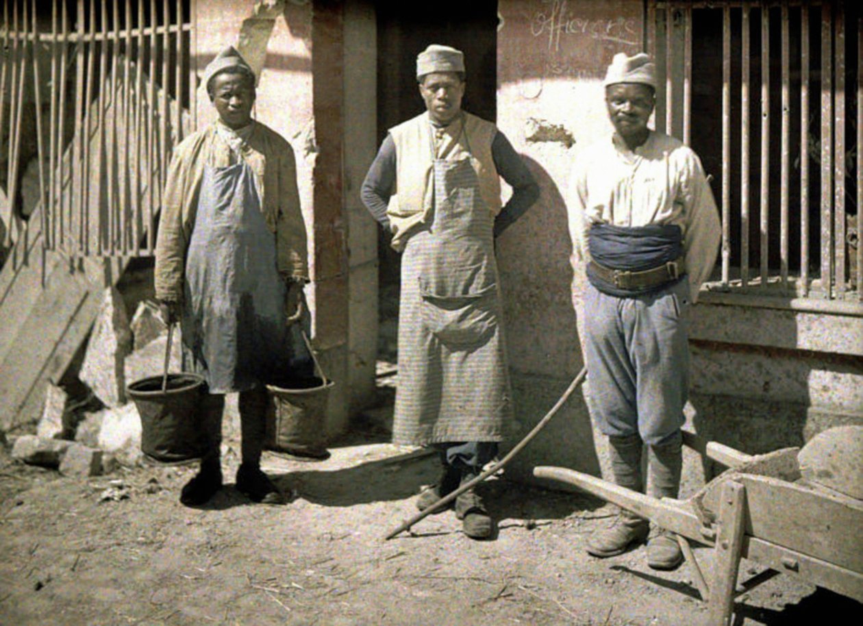 Drei Arbeiter aus Senegal vor einem Haus, Soissons, Aisne, Frankreich, 1917 von Fernand Cuville