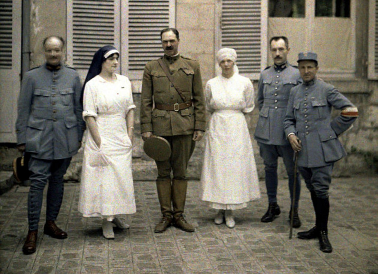 Französische Militärärzte und Krankenschwestern vor dem Saint-Paul-Krankenhaus, Soissons, Aisne, Frankreich, 1917 von Fernand Cuville