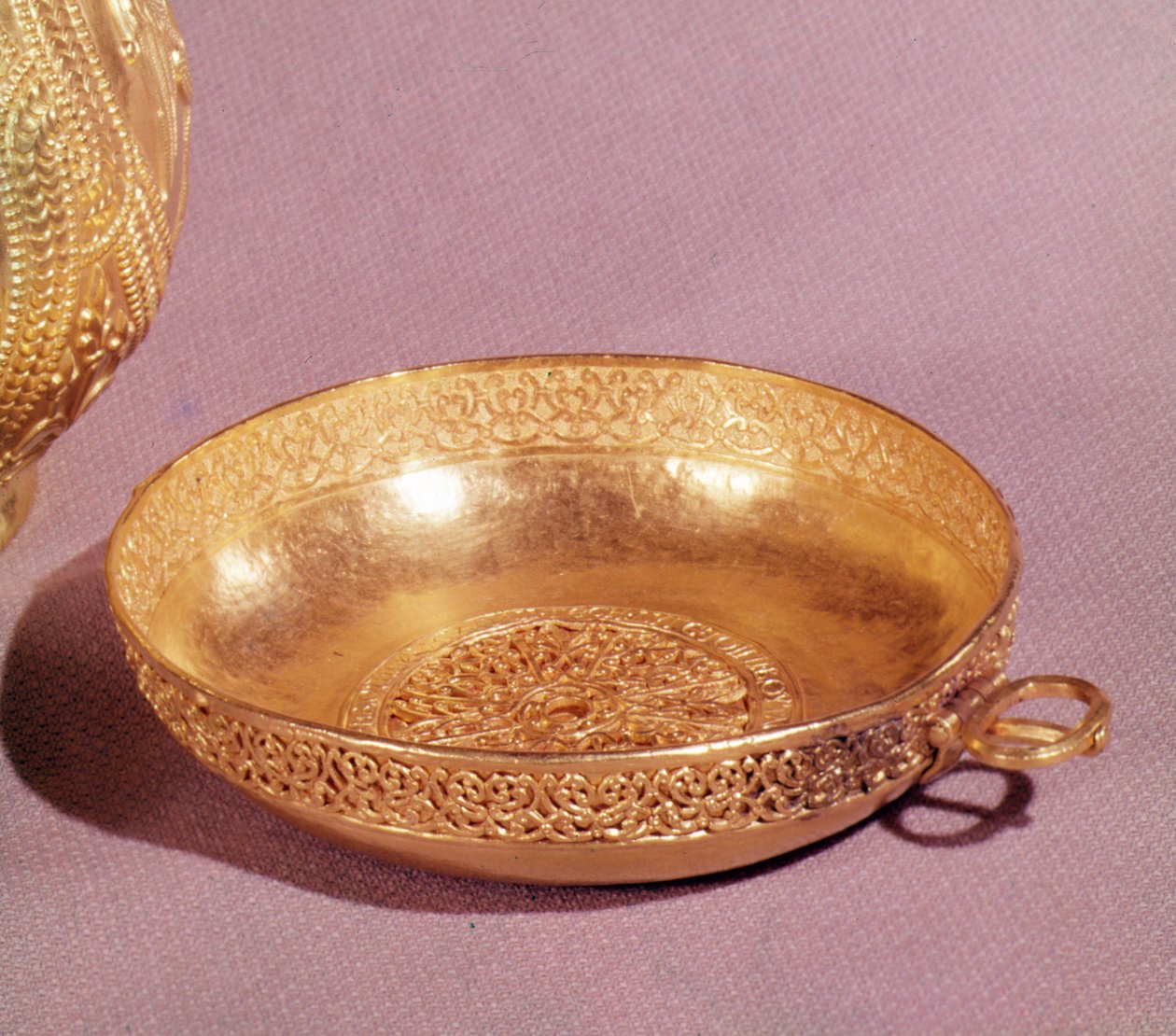 Schale aus Nagyszentmiklos, Rumänien, 8.-9. Jahrhundert von First Bulgarian Kingdom