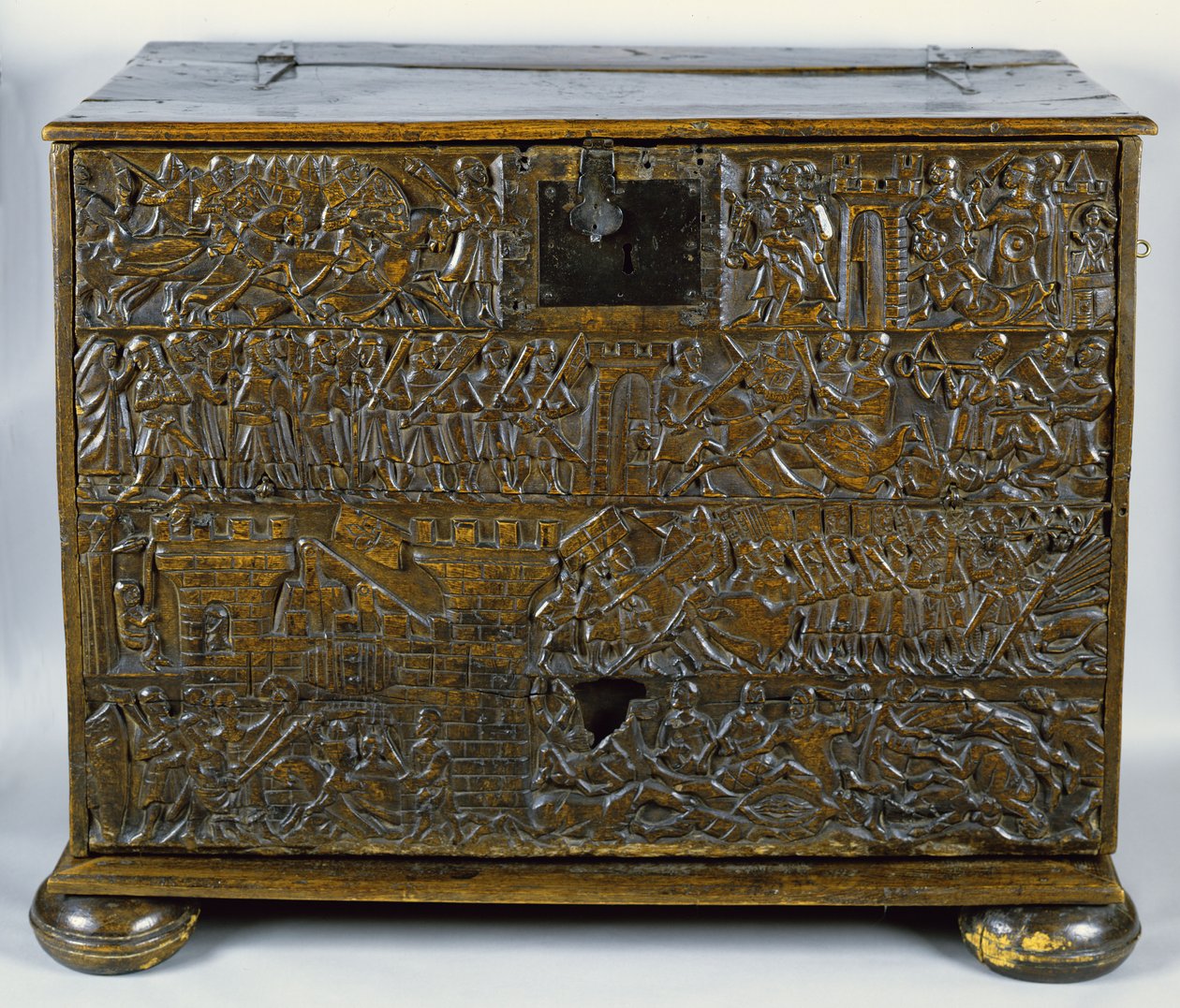 Die Courtrai-Truhe, die Szenen aus der Schlacht der Goldenen Sporen in Courtrai 1302 darstellt von Flemish School