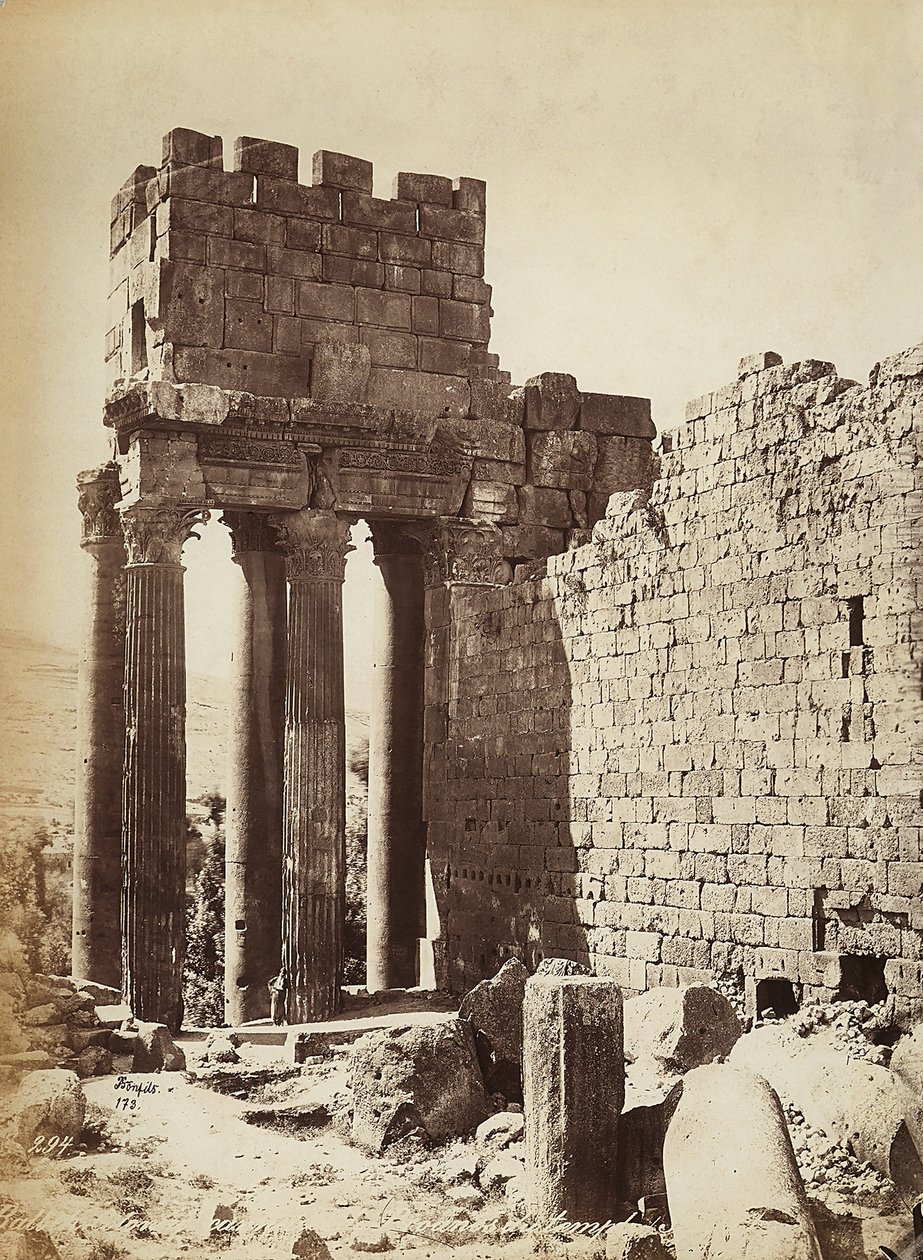 Die Ruinen des Tempels des Jupiter oder der Sonne, in der archäologischen Zone von Heliopolis oder Baalbek, antike syrische Stadt, jetzt Libanon von Félix Bonfils