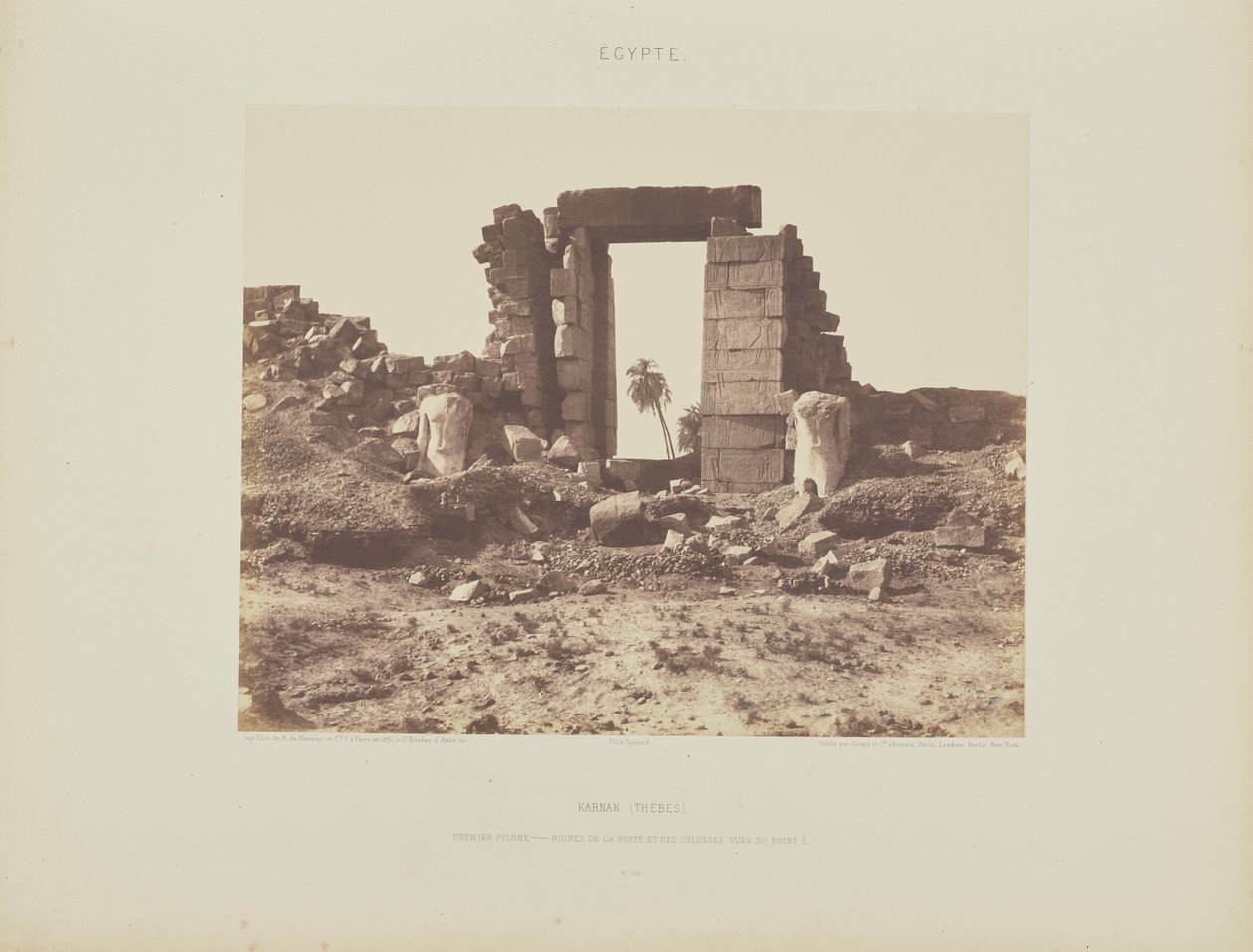 Karnak (Theben). Erster Pylon - Ruinen des Tores und der Kolosse, vom Punkt E aus gesehen von Félix Teynard
