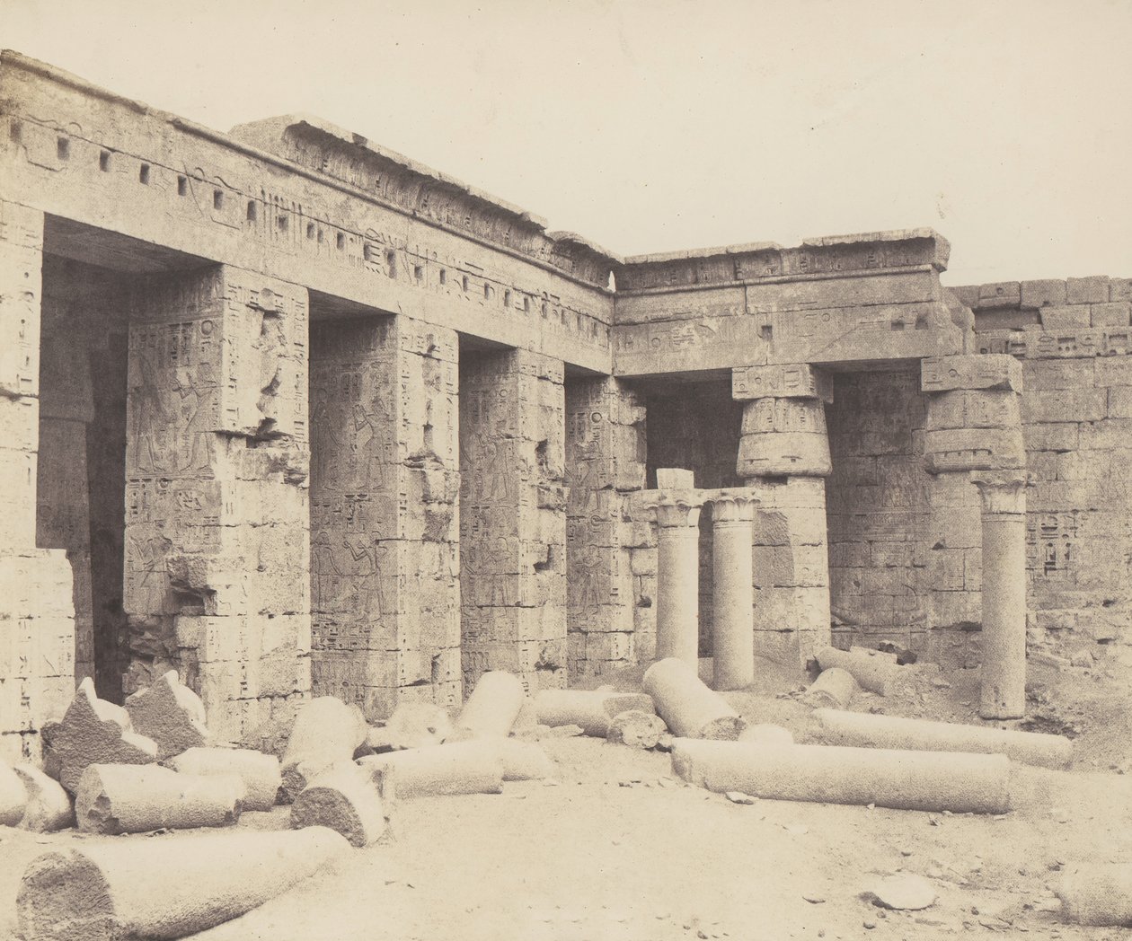 Médinet-Abou Theben. Spätere Konstruktionen - Zweiter Hof, 1851-52, gedruckt 1853-54 von Félix Teynard