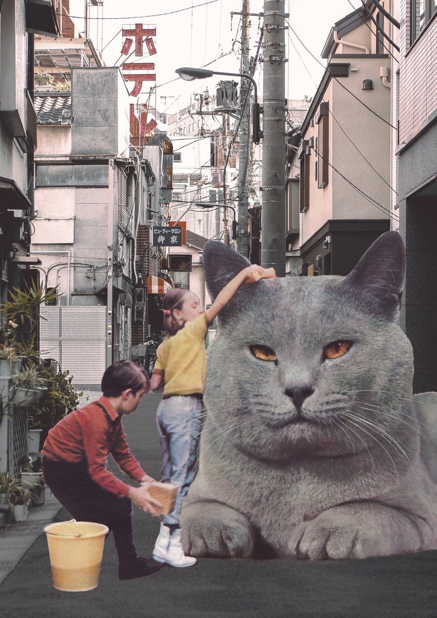 Kinder waschen eine riesige Katze in den Straßen von Tokio von Florent Bodart