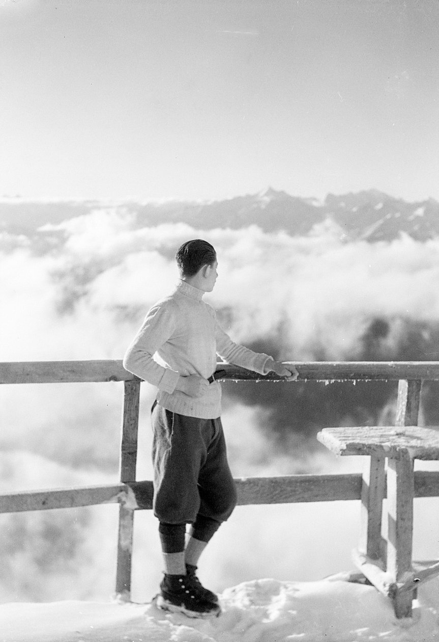 Ein Mann betrachtet das Panorama, Aostatal von Fosco Maraini