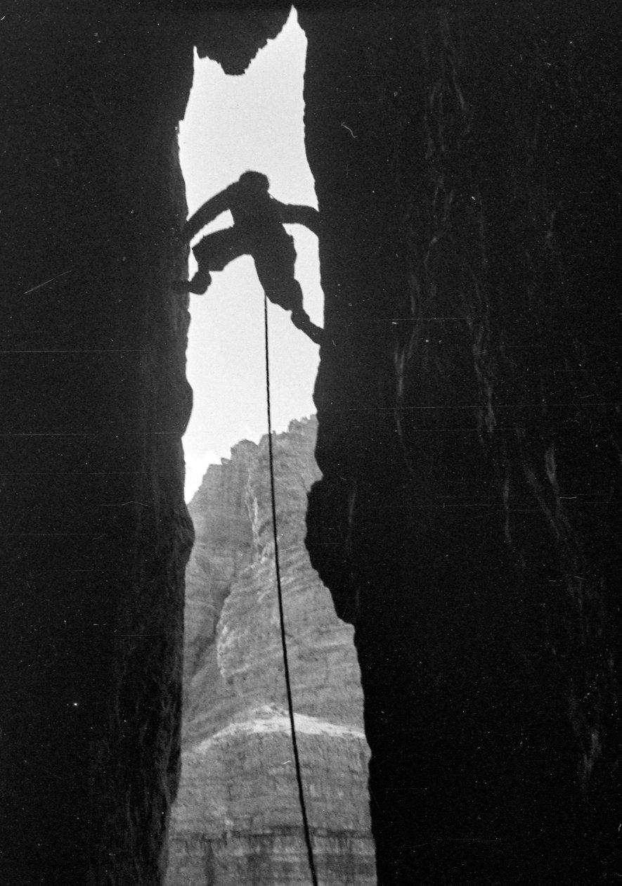 Dolomiten: Kletterer in der Dülfer der Cima Grande di Lavaredo von Fosco Maraini