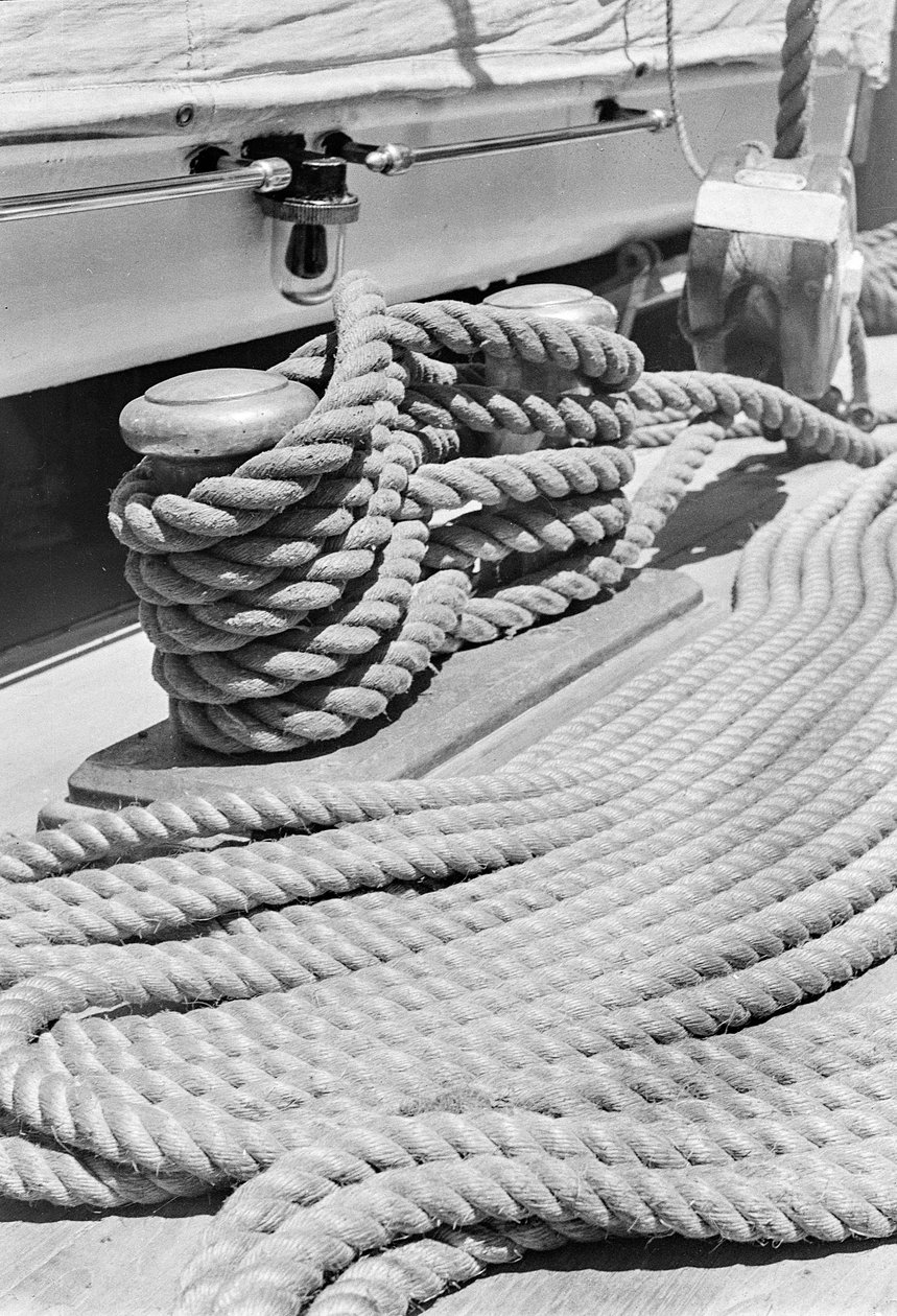 Auf dem Schiff Amerigo Vespucci: Poller und Seil von Fosco Maraini