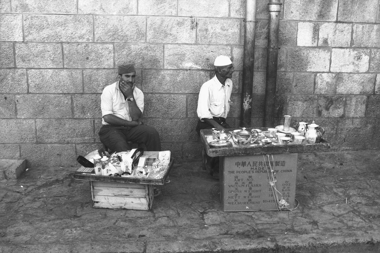 Straßenverkäufer in einer Straße in Jerusalem von Fosco Maraini