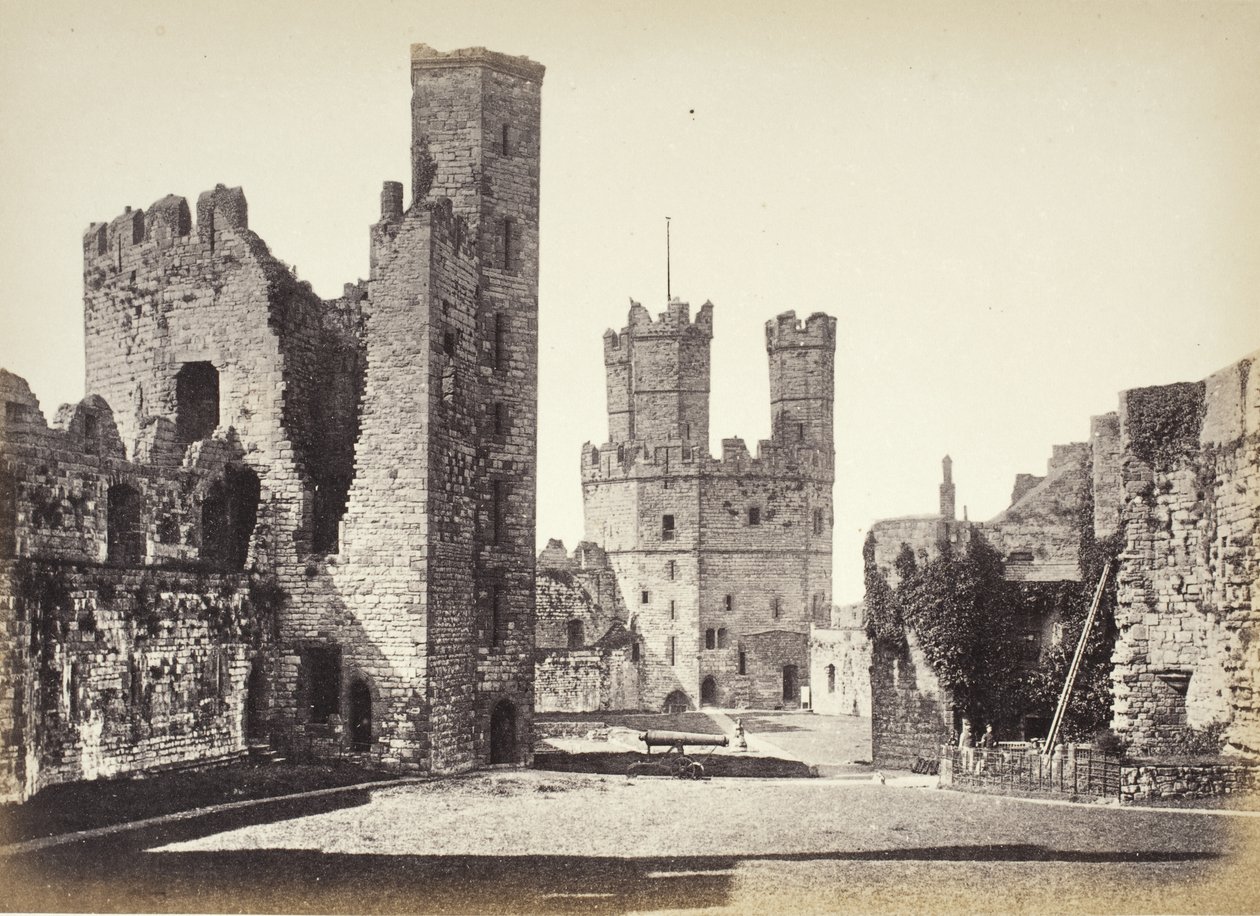 Carnarvon Castle, Innenansicht, Blick auf den Adler-Turm von Francis Bedford