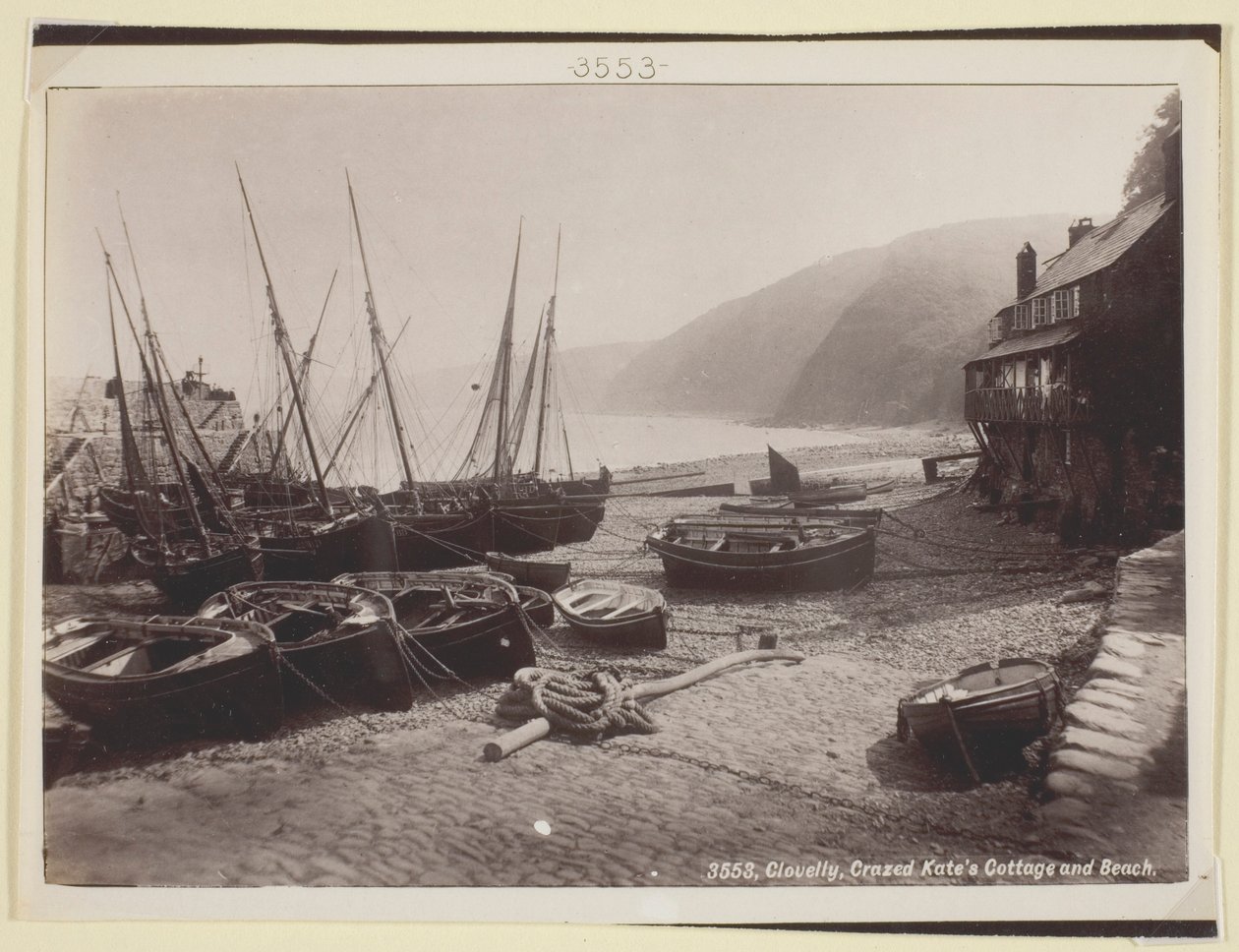 Clovelly, Crazed Kates Hütte und Strand von Francis Bedford