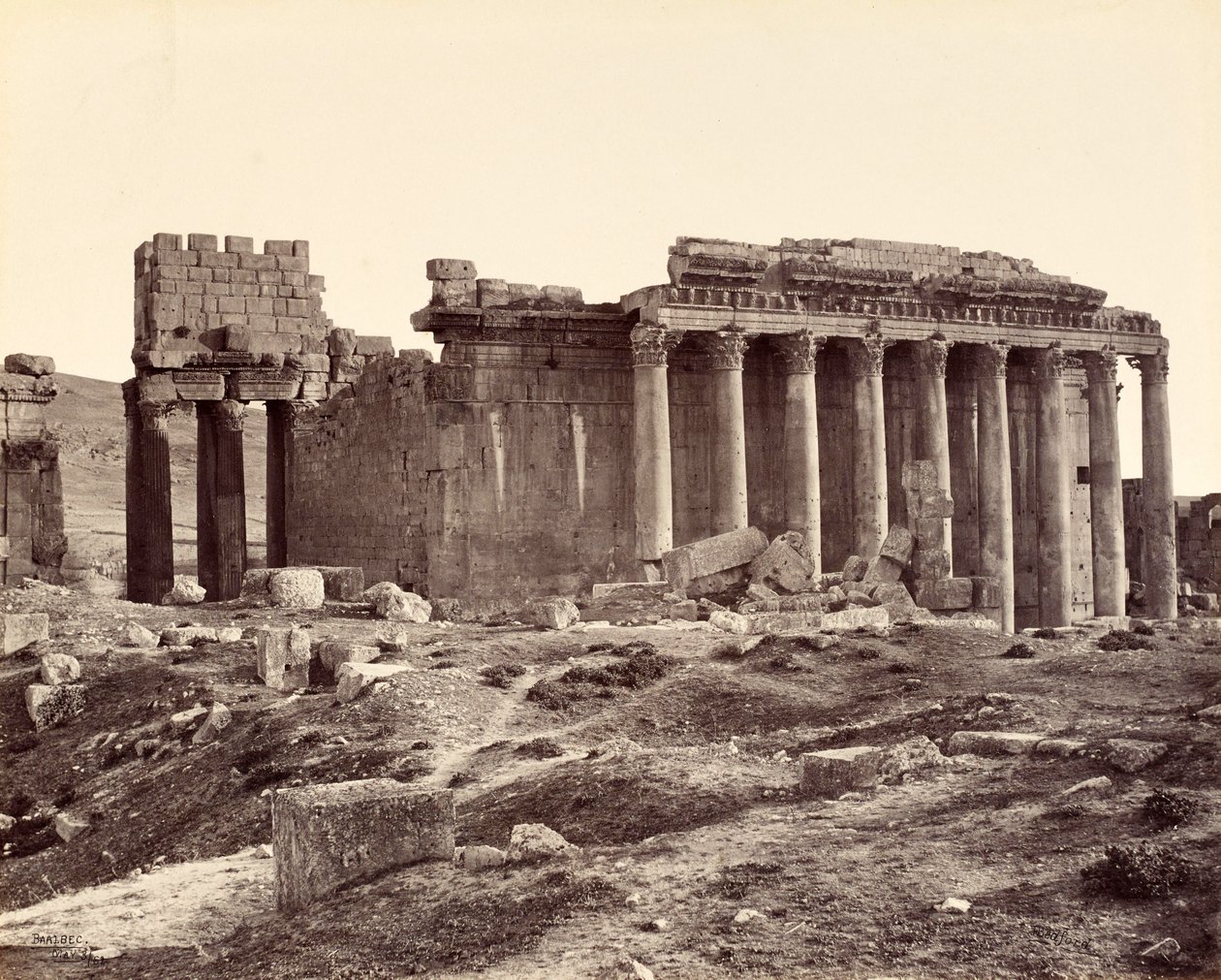 Der Tempel des Jupiter, von Nordosten, Baalbek von Francis Bedford