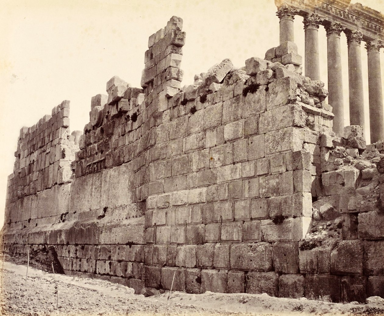 Westliches Ende der Außenmauer des Sonnentempels, Baalbek von Francis Bedford