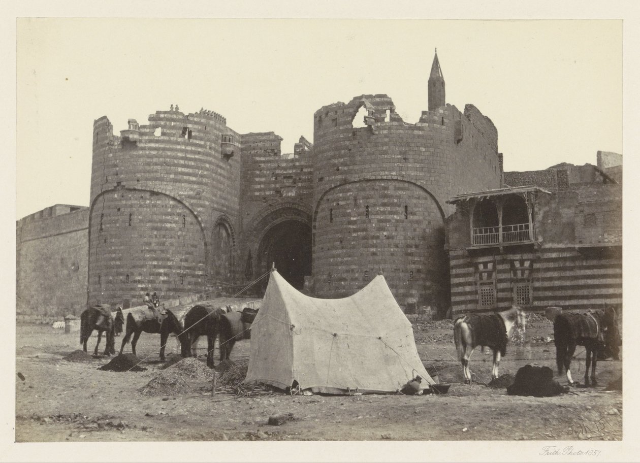 Blick auf Bab al-Azab, Tor zur Zitadelle von Kairo von Francis Frith