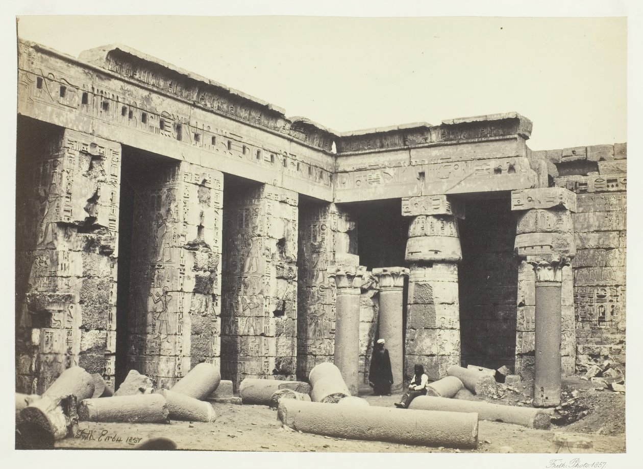Innenhof von Medinet Habbo, Theben, 1857 von Francis Frith