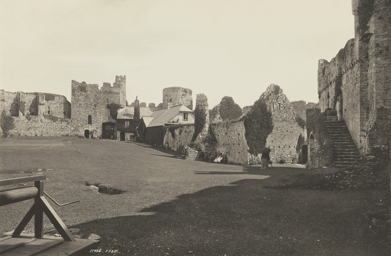 Innenhof von Manorbier Castle, Wales von Francis Frith