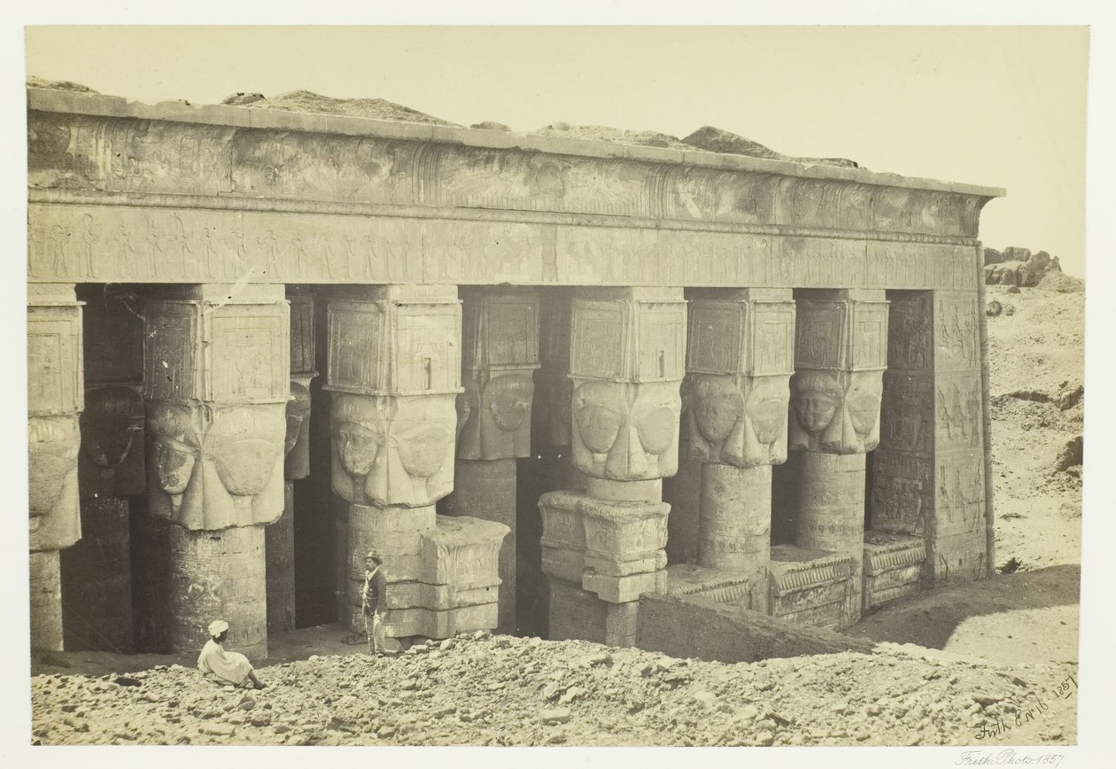 Portikus des Tempels von Dendera, 1857 von Francis Frith