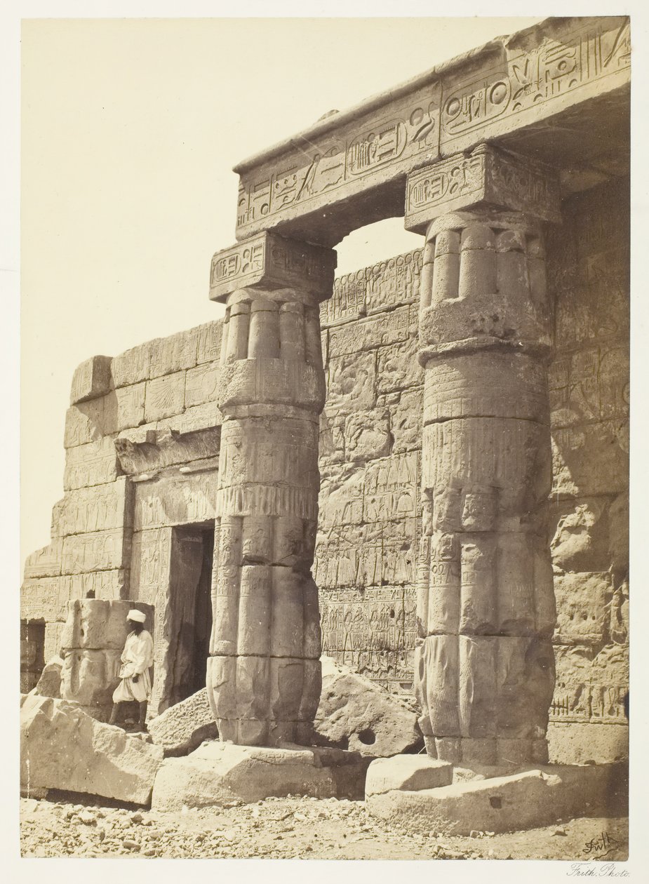 Portikus des Tempels von Goorneh, 1858-62 von Francis Frith